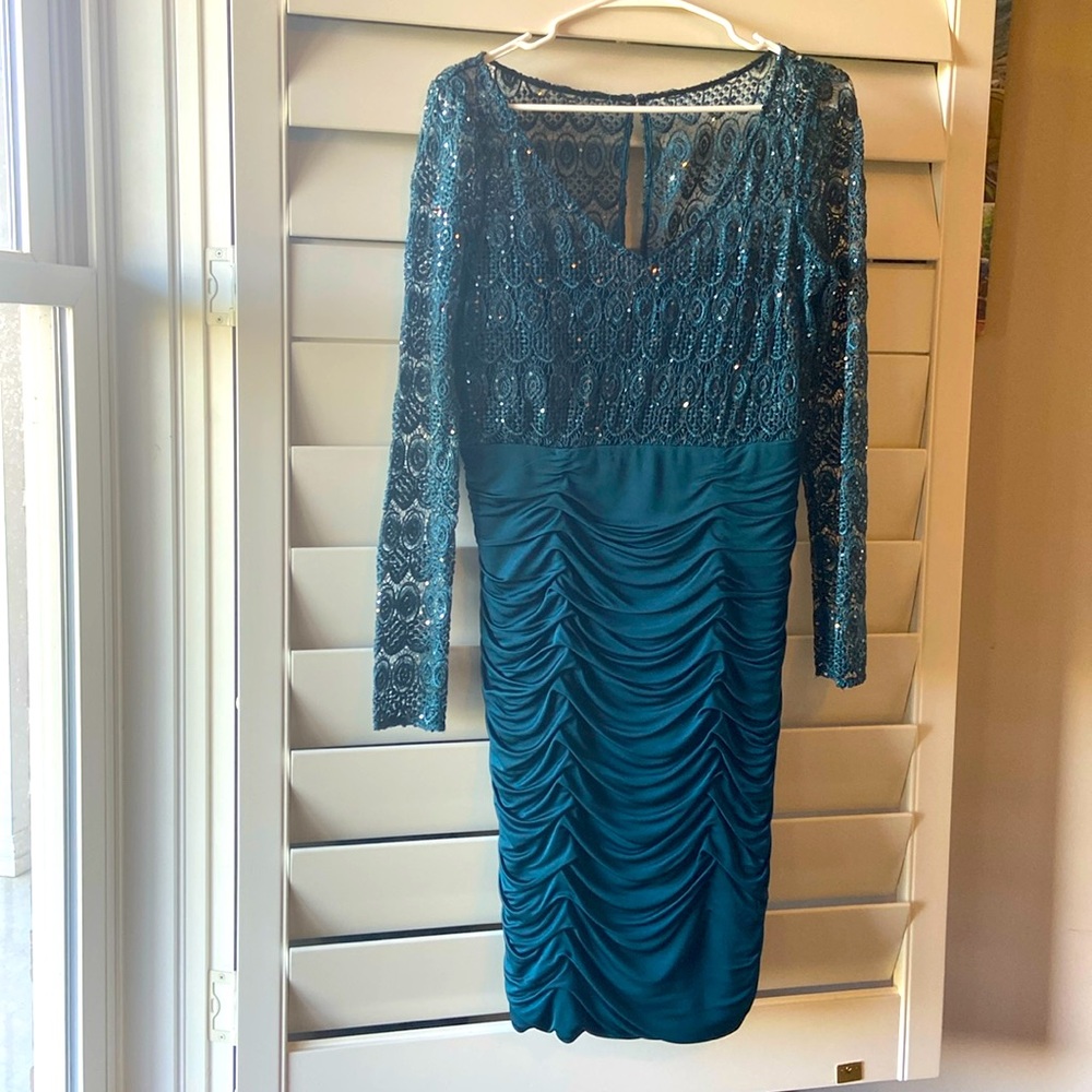 Kay Unger Women’s formal dress. Green with lace and sequin bodice. Size 8.